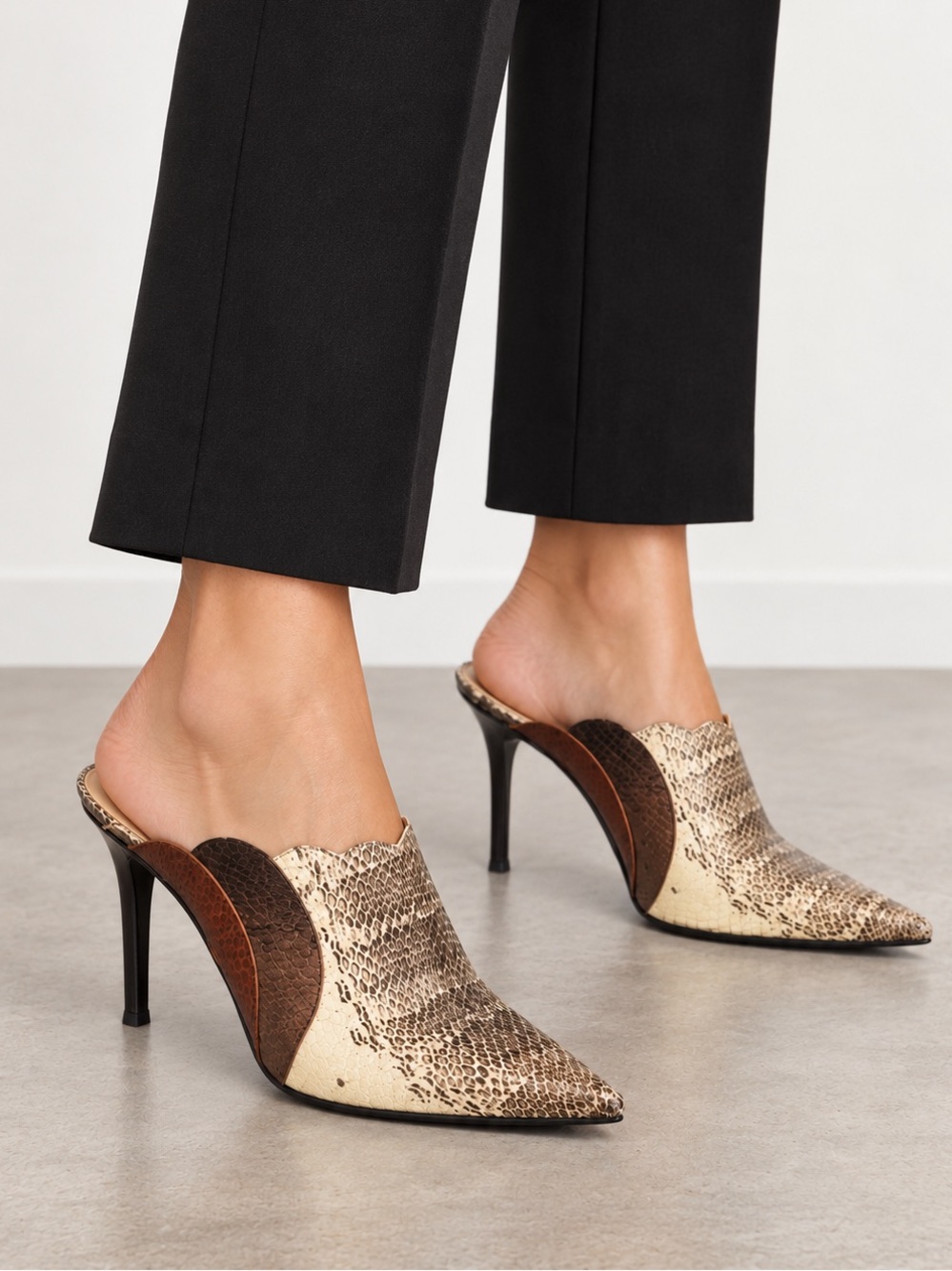 Chloe Runway Snakeskin Scalloped Pointed Toe Stiletto Mule Heels Python 37 $795